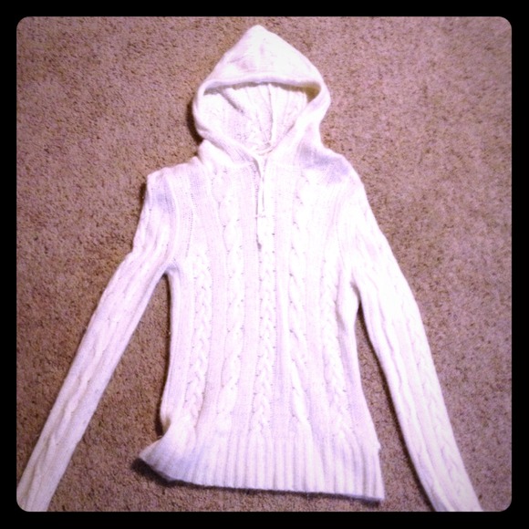 Super cute and American eagle outfitters sweater!