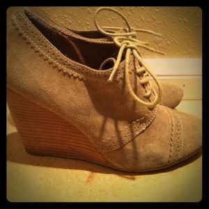 Closed toed Olive/grey Aldo wedges