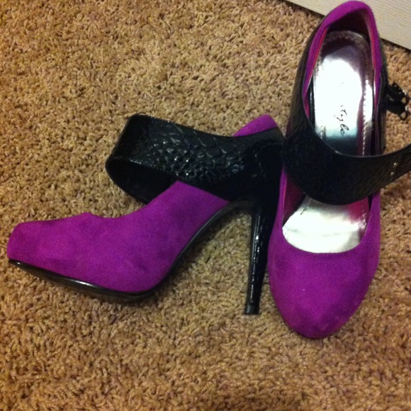Heels - Picture 2 of 4
