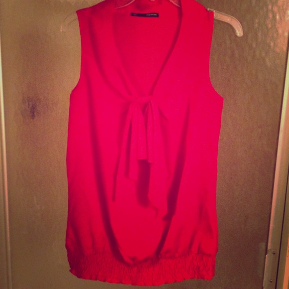 Red sleeveless blouse with bow