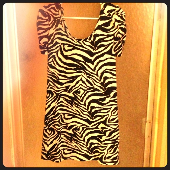 Zebra print dress, form fitting, 1/2 sleeve