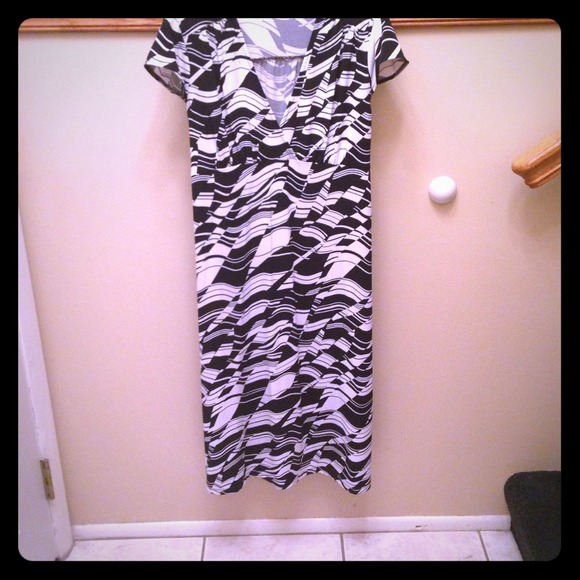 Form fitting Black & white patterned short dress