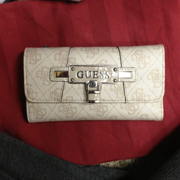 💥JUST REDUCED💥  Guess Wallet
