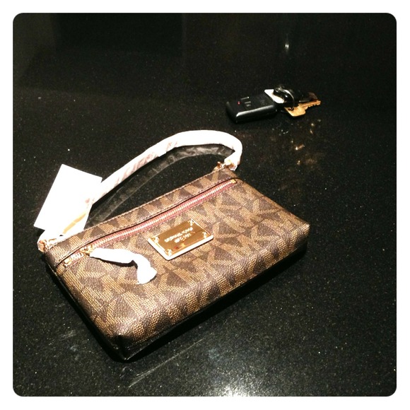 ❌SOLD❌ MK Brown LG wristlet Wallet💜💜💜