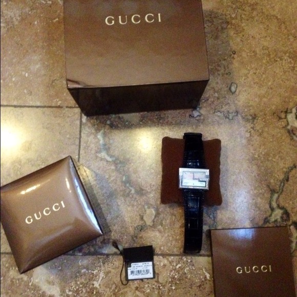 Gucci watch with tags $4795 leather strap .90 CT - Picture 3 of 3
