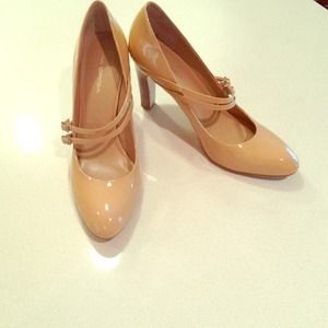 RESERVED!! Camel patent leather Via Spiga pumps