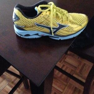 Brand new mizuno running sneakers! Only worn once