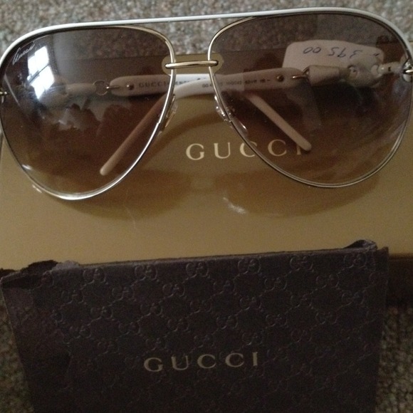 •SOLD• NWT white Gucci link - Picture 2 of 4
