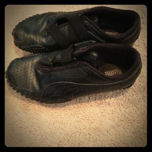 Puma Velcro sneakers size 7.