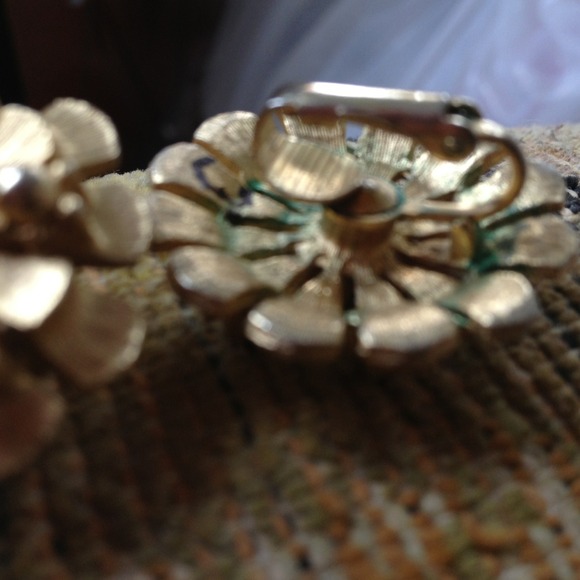 Vintage gold tone clip on rosette earrings - Picture 2 of 3