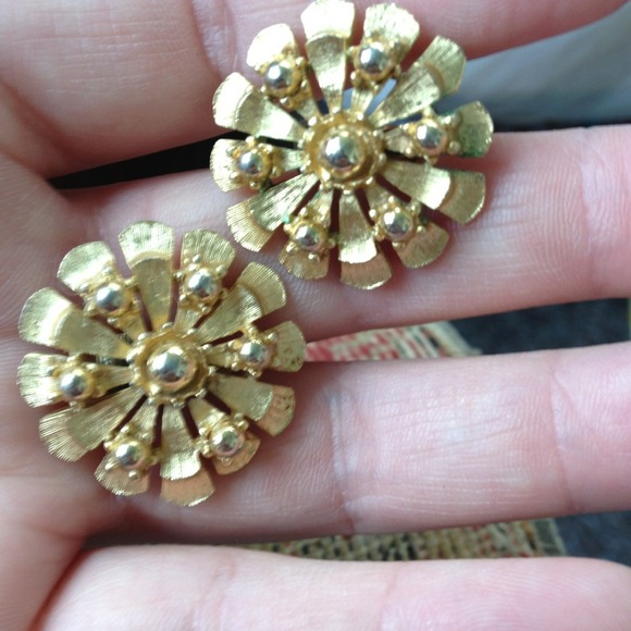 Vintage gold tone clip on rosette earrings - Picture 3 of 3