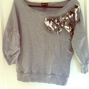 Grey, quarter length sleeve, w/ camouflage bow