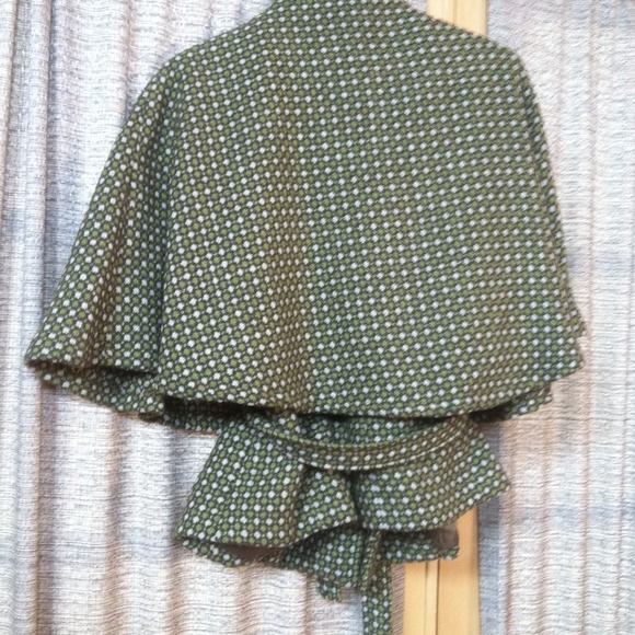 Amazing style coat in very beautiful green color - Picture 3 of 3