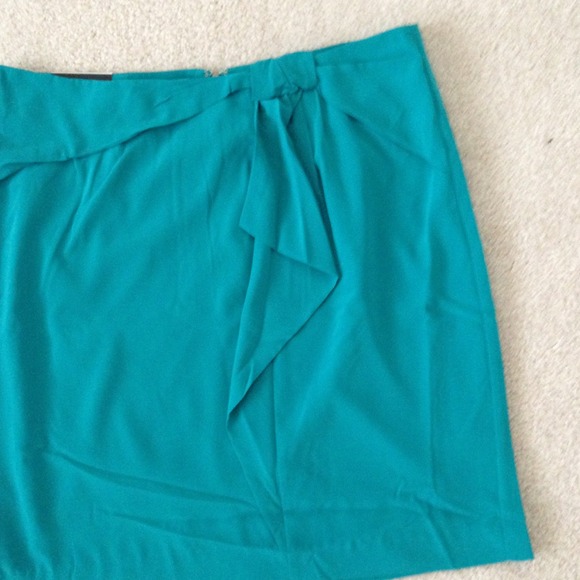 **SOLD IN BUNDLE** BNWT banana republic skirt - Picture 2 of 3