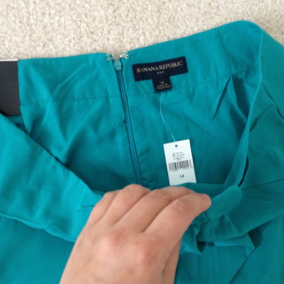 **SOLD IN BUNDLE** BNWT banana republic skirt - Picture 3 of 3