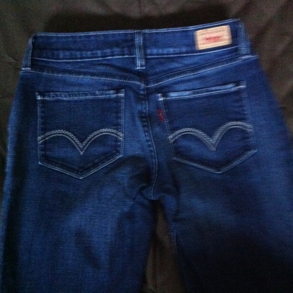 Levis curvy cut size 3