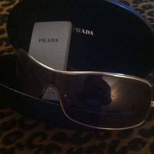 Prada sunglasses!!😎Gently used.original case