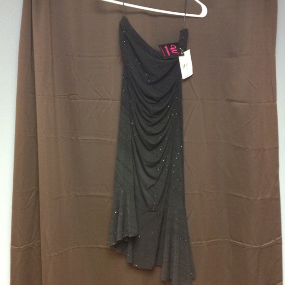 Strapless black dress with sequins.