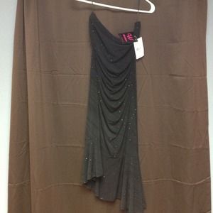 Strapless black dress with sequins.