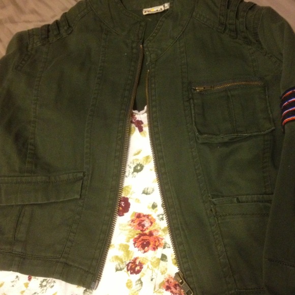 🎉Trade!🎉 Cute cropped army jacket! - Picture 2 of 4