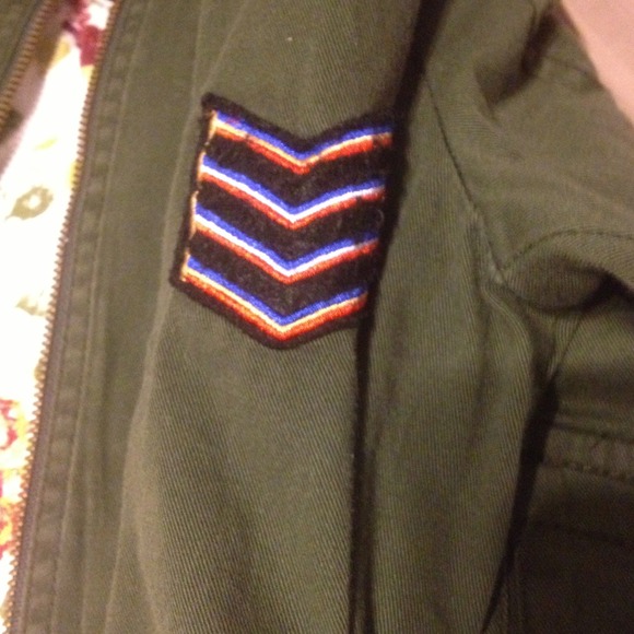 🎉Trade!🎉 Cute cropped army jacket! - Picture 4 of 4