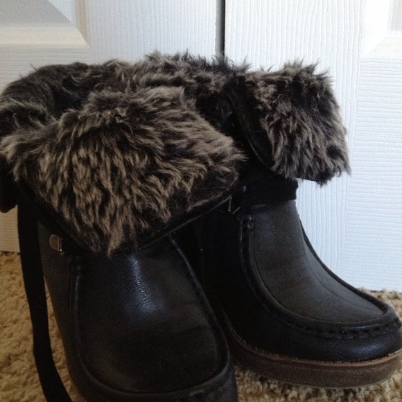 Women's size 5 1/2 Mossimo boots