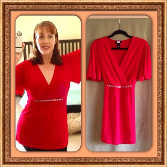 🔴SOLD IN BUNDLE🔴Fantastic and flattering red top