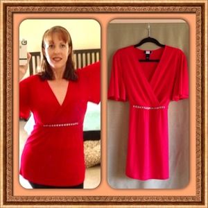 🔴SOLD IN BUNDLE🔴Fantastic and flattering red top