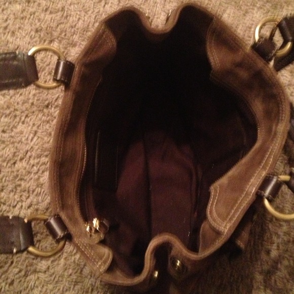 AUTHENTIC Coach Handbag !! This is a classic bag ! - Picture 3 of 4