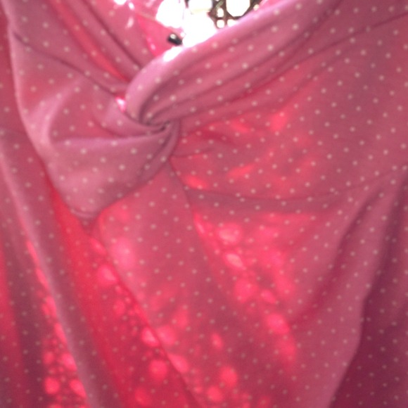 A pink to w white dots