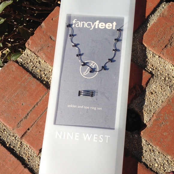 Nine West anklet and toe ring set