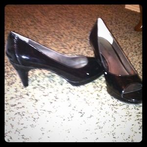 Bandolino peep toe heels