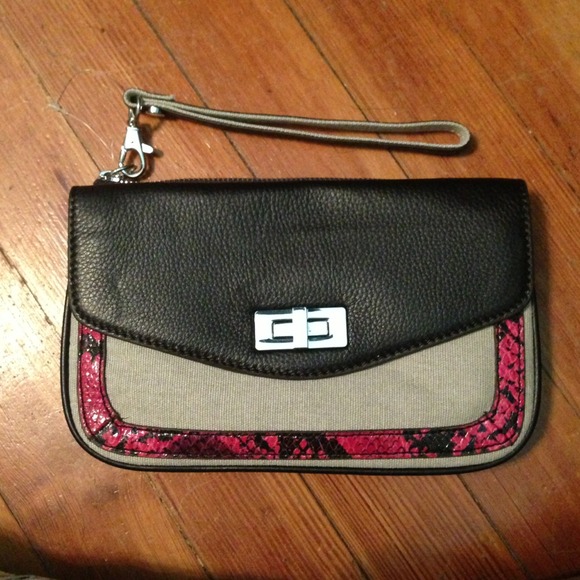🆕BCBG Wristlet