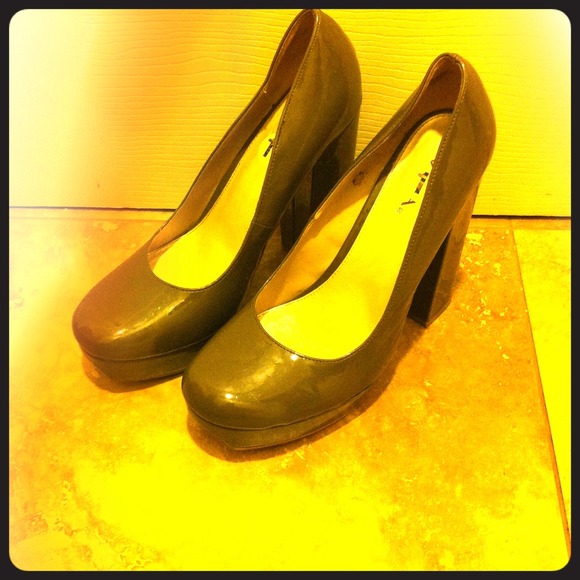 Grey Mia platform pumps