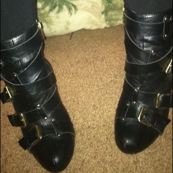 •HOLD FOR @CLASSYDEE• Black and gold buckle heels