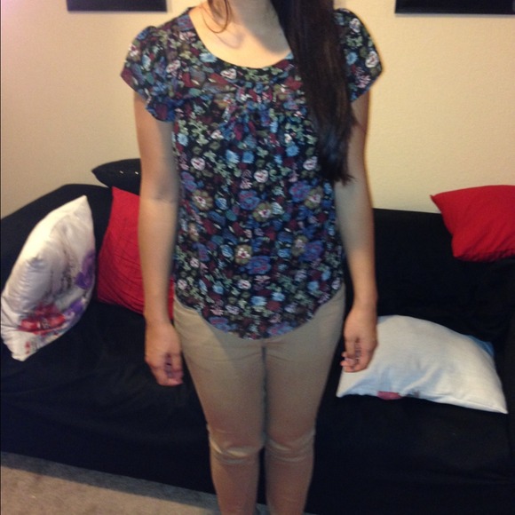 ❌SOLD❌Vintage inspired floral top with bow. - Picture 3 of 3