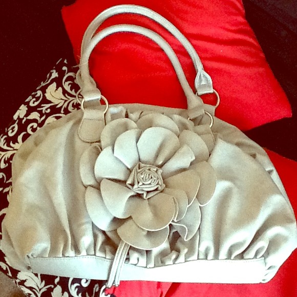 Sold💋New light gray handbag✋RESERVE