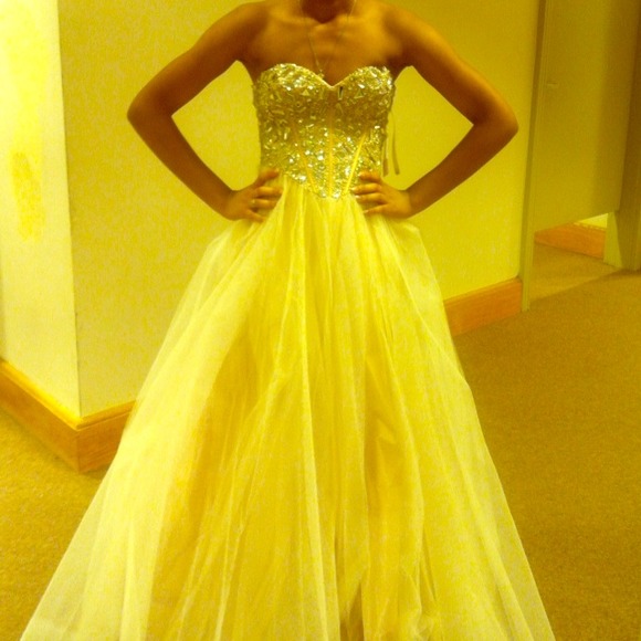 Used prom dress. I only wore it once.