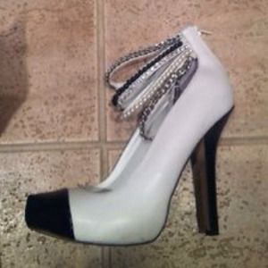 Bebe Elle Embellished pump size 7