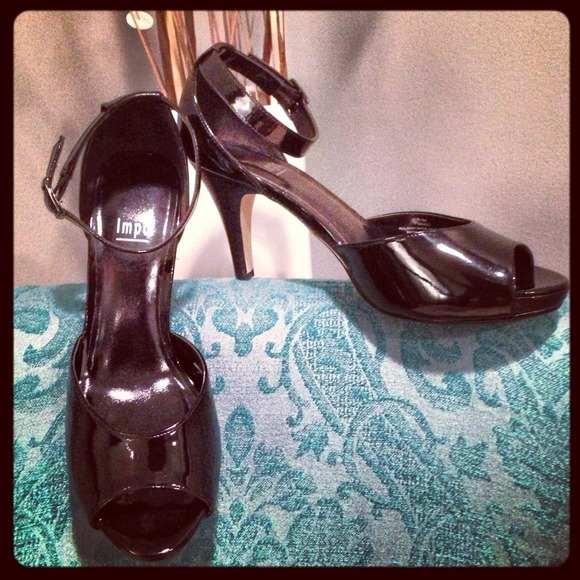 NEW💋Impo Black Patent Leather Heel w/ Peep Toe 👠