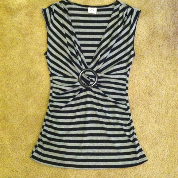 Sleeveless strip shirt