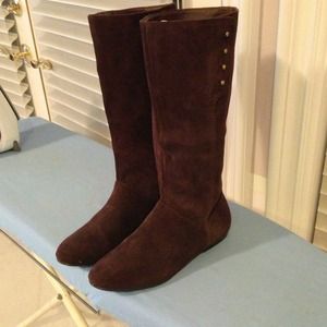 Brown suede boots with cute 4 button design