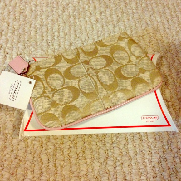⚠⛔SOLD⛔⚠Brand new coach wristlet - Picture 1 of 4