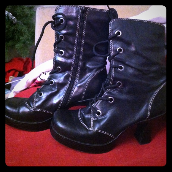 RESERVED for Daramerz!Black leather lace up boots