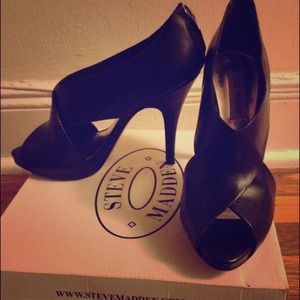 *SOLD!* Steve Madden Blk Leather Peep-Toe Heels