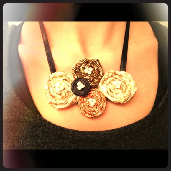 Golden flower ribbon necklace