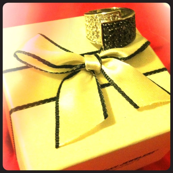 Jewelry - ✨SOLD IN A BUNDLE✨Black&white crystal ring