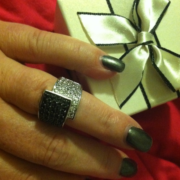 ✨SOLD IN A BUNDLE✨Black&white crystal ring - Picture 2 of 2