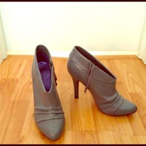Sexy grey booties!!