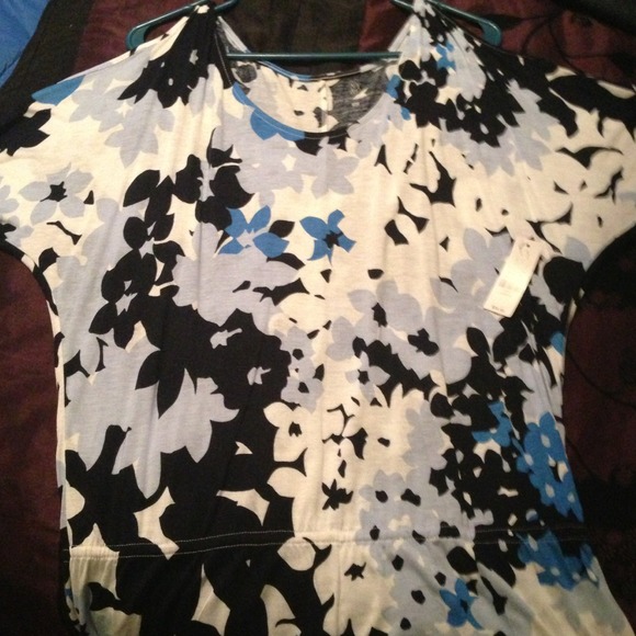 NY & C cut out shoulder shirt